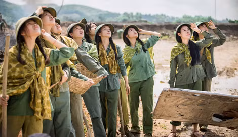 Ca sĩ Hoa Trần và các diễn viên tái hiện hình ảnh 10 nữ thanh niên xung phong hy sinh tại Ngã Ba Đồng Lộc. Ca sĩ Hoa Trần và các diễn viên tái hiện hình ảnh 10 nữ thanh niên xung phong hy sinh tại Ngã Ba Đồng Lộc.