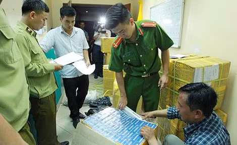 Phòng Cảnh sát kinh tế Công an TP Hà Nội phối hợp với các lực lượng kiểm tra số thuốc lá bị thu giữ.