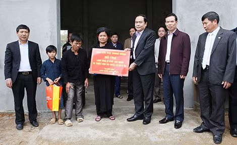 Chủ tịch Trần Thanh Mẫn trao nhà Đại đoàn kết cho gia đình anh Nông Văn Cung, gia đình nạn nhân chất độc da cam tại xã Bằng Lang, huyện Quang Bình, tỉnh Hà Giang Chủ tịch Trần Thanh Mẫn trao nhà Đại đoàn kết cho gia đình anh Nông Văn Cung, gia đình nạn nhân chất độc da cam tại xã Bằng Lang, huyện Quang Bình, tỉnh Hà Giang
