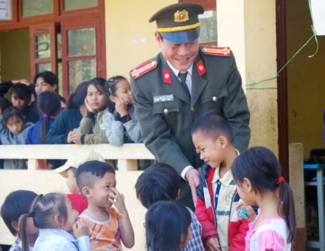 Thượng tá Nguyễn Thanh Hải với trẻ em xã A Đớt trong chuyến công tác cơ sở.