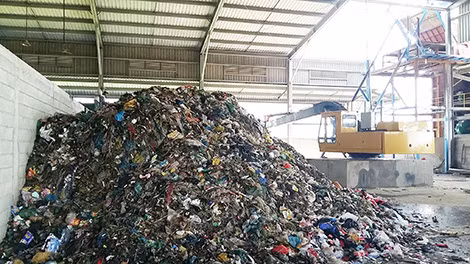 Bãi rác tạm tại Cà Mau quá tải, sau nhiều tháng nhà máy tạm ngưng hoạt động.