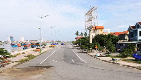 Trục đường dọc bờ sông Nhật Lệ, thành phố Đồng Hới giá đất đang được đẩy lên cao gấp 5-6 lần.