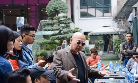 Họa sĩ Thành Chương bày tỏ nỗi bức xúc về vấn nạn tranh giả trong buổi nhóm các họa sĩ gặp gỡ báo chí. Họa sĩ Thành Chương bày tỏ nỗi bức xúc về vấn nạn tranh giả trong buổi nhóm các họa sĩ gặp gỡ báo chí.