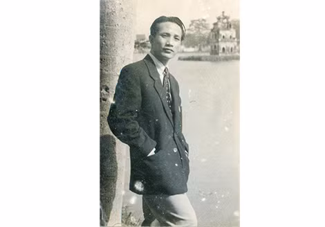 Họa sĩ Lê Văn Xương thời trẻ. Họa sĩ Lê Văn Xương thời trẻ.