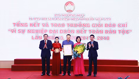 Các tác giả nhận giải đặc biệt.