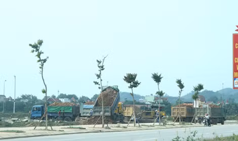 Theo tìm hiểu của phóng viên, đất khai thác chui không phục vụ cho dự án Cầu Hiếu 2 mà san lấp tại phần đất mà chính quyền tỉnh Nghệ An đã có quyết định bàn giao cho CIENO 4 để phân lô, bán nền theo hình thức B-T đã ký kết.
