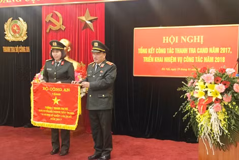 Chánh thanh tra Bộ Công an trao cờ của Bộ Công an cho tập thể có thành tích xuất sắc.