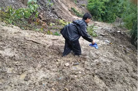 Nhiều nơi, bùn ngập đến đầu gối hoặc ngang bụng, thầy cô vẫn cố gắng vượt qua để đến với học trò thân yêu. Nhiều nơi, bùn ngập đến đầu gối hoặc ngang bụng, thầy cô vẫn cố gắng vượt qua để đến với học trò thân yêu.