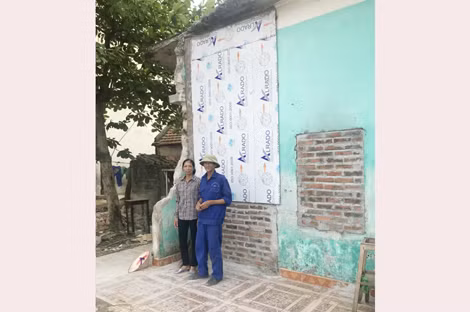 Vợ chồng ông Cư phải chịu cảnh màn trời chiếu đất do hàng xóm phát đơn kiện.