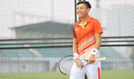 Tay vợt Lý Hoàng Nam tập luyện trước Davis Cup 2018. Ảnh: VTF