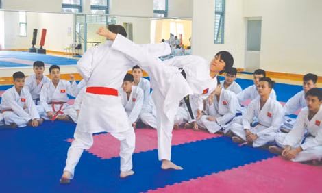 Trung tá Phạm Hồng Hà (phải) thị phạm cho học trò trong một giờ lên lớp. Trung tá Phạm Hồng Hà (phải) thị phạm cho học trò trong một giờ lên lớp.