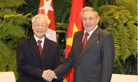 Đồng chí Raul Castro Ruz, Bí thư Thứ nhất Ban chấp hành Trung ương Đảng Cộng sản Cuba , Chủ tịch Hội đồng Nhà nước và Hội đồng Bộ trưởng Cộng hòa Cuba và Tổng Bí thư Nguyễn Phú Trọng. (Ảnh: Trí Dũng/TTXVN).