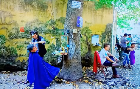 Một tiệm hớt tóc trên vỉa hè Hà Nội. (Ảnh Catherine).