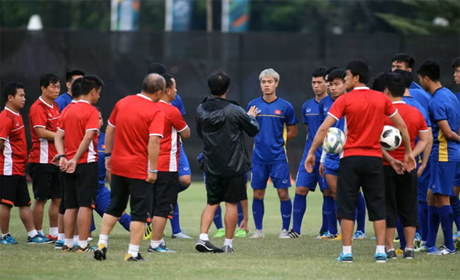 Sau ít phút trao đổi với học trò, HLV Park Hang-seo nhường lại vị trí hướng dẫn cho trợ lý Lee Young-jin. Đây là điều quen thuộc trong cách vận hành quản lý của ông Park. Ông Lee từng là cựu cầu thủ nổi tiếng, giành chức vô địch K-League, Cup Quốc gia và hai lần cùng Hàn Quốc dự World Cup. Trước mỗi trận đấu, ông là người đưa ra phương án chiến thuật để HLV Park Hang-seo phê duyệt. Các cầu thủ Việt Nam rất nể trọng ông Lee Young-jin bởi chuyên môn tốt, nhiệt tình chỉ dạy.