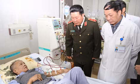 Thứ trưởng Bùi Văn Thành đến hỏi thăm bệnh nhân đang được điều trị bằng phương pháp hiện đại tại Bệnh viện 19/8.