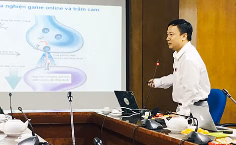 Các thầy thuốc trẻ trao đổi về nghiên cứu mới trong điều trị bệnh nghiện game online .