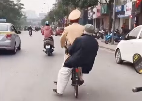 Hình ảnh rất đẹp của chiến sĩ CSGT Thủ đô, khi anh đạp xe chở cụ già về nhà.