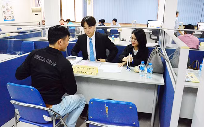 Không ít doanh nghiệp thường xuyên phải đến Trung tâm dịch vụ việc làm Hà Nội để tuyển lao động dịp cuối năm.