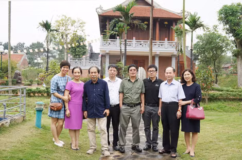 Các nhà văn, nhà thơ và cán bộ Báo CAND chụp ảnh tại Công viên Ước.