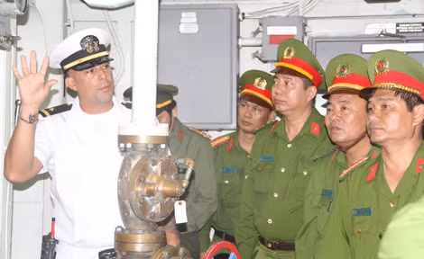 Đoàn Cảnh sát PCCC TP Đà Nẵng nghe giới thiệu về hệ thống chữa cháy tự động trên tàu.