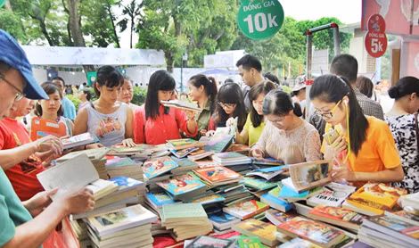 Độc giả hiện nay có quá nhiều lựa chọn sách tham khảo lịch sử. Độc giả hiện nay có quá nhiều lựa chọn sách tham khảo lịch sử.
