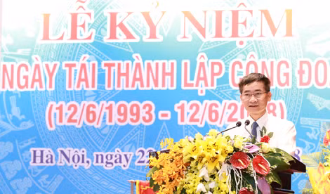 Đồng chí Trần Văn Thuật, Phó chủ tịch Tổng LĐLĐVN phát biểu tại buổi lễ.