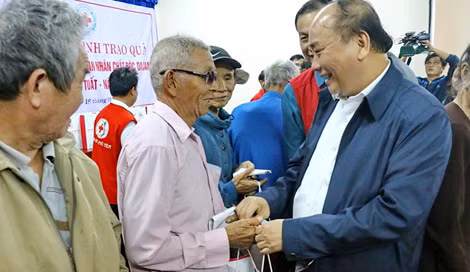 Thủ tướng Nguyễn Xuân Phúc đến thăm, trao tặng quà cho người dân ở xã An Phú, TP Tuy Hòa.