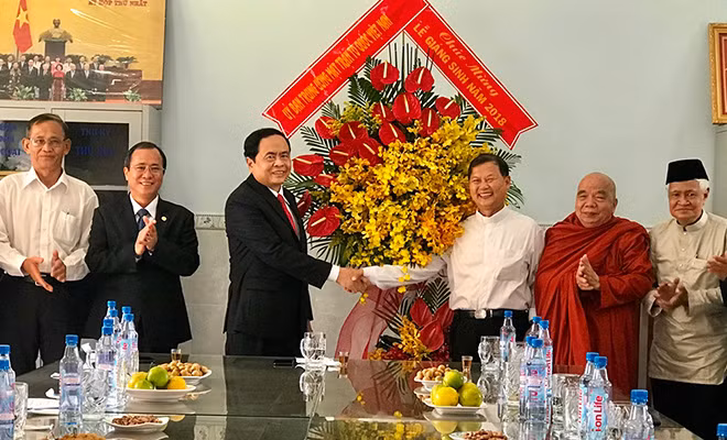 Chủ tịch Trần Thanh Mẫn trao lẵng hoa Chúc mừng Lễ Giáng sinh tại Nhà thờ Giuse phường Hòa Phú (TP.Thủ Dầu Một, Bình Dương)