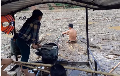 Cô giáo Quế vẫn chưa hoàn hồn khi đi trên chiếc thuyền để vào bản Cá Giáng khi mực nước dâng cao và củi khô tràn ngập sông. Cô giáo Quế vẫn chưa hoàn hồn khi đi trên chiếc thuyền để vào bản Cá Giáng khi mực nước dâng cao và củi khô tràn ngập sông.