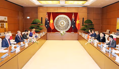 Chủ tịch Quốc hội Nguyễn Thị Kim Ngân chủ trì lễ đón và hội đàm với ngài Tony Smith, Chủ tịch Hạ viện Australia thăm chính thức Việt Nam từ ngày 23 đến 25-7. Ảnh: TTXVN