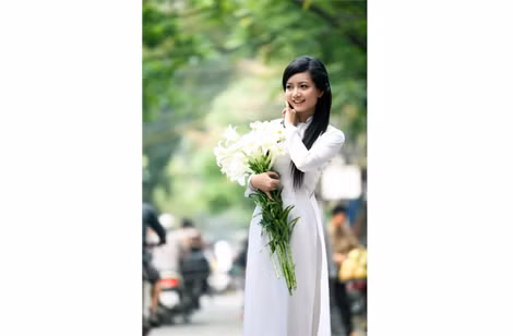 Thiếu nữ với mùa hoa. Thiếu nữ với mùa hoa.