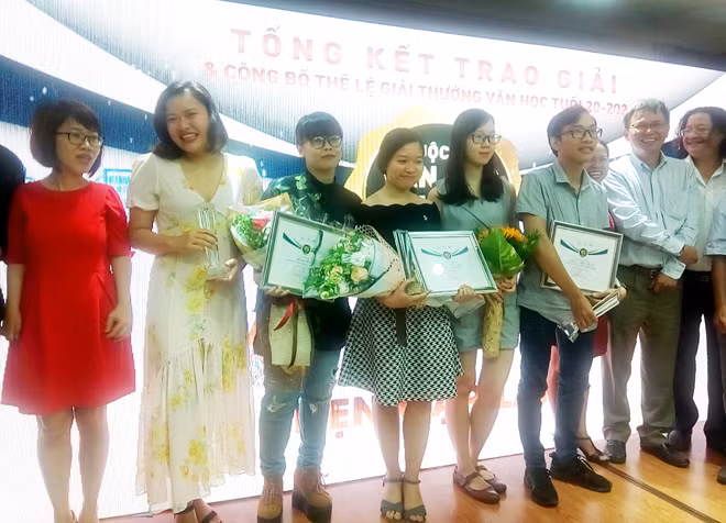 Các tác giả trẻ đoạt giải tại cuộc thi “Văn học tuổi 20” lần thứ 6.