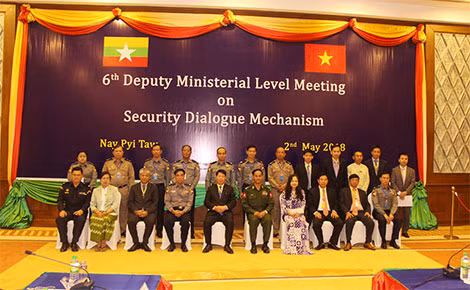 Đại biểu hai Đoàn dự phiên Đối thoại an ninh cấp Thứ trưởng lần thứ 6 chụp ảnh lưu niệm.