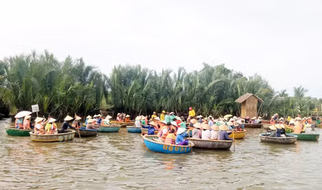 Nhiều thuyền thúng đưa khách du lịch tham quan rừng dừa Bảy Mẫu mở nhạc hết công suất.