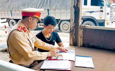 Thượng úy Nguyễn Văn Tiến vừa được UBND TP Hà Nội vinh danh “Công dân Thủ đô ưu tú”.