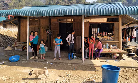 Bà con nơi “rốn lũ” Đồng Ruộng yên tâm đón Tết khi đã có nhà mới.