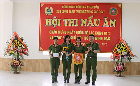 Ban tổ chức trao giải cho các đội thi đạt giải. Ban tổ chức trao giải cho các đội thi đạt giải.