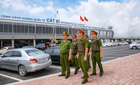 Đại tá Lê Hồng Thắng, Anh hùng LLVTND, Trưởng phòng Cảnh sát Hình sự Công an TP Hải Phòng cùng đồng đội triển khai công tác đảm bảo an ninh sân bay quốc tế Cát Bi.