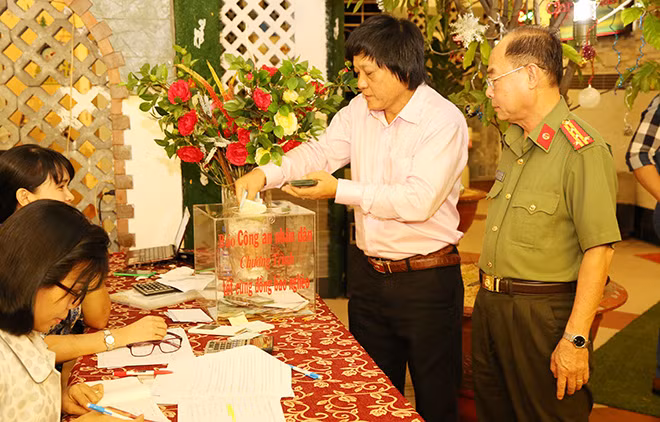 Các nhà hảo tâm, doanh nghiệp ủng hộ chương trình. Ảnh: Minh Đức