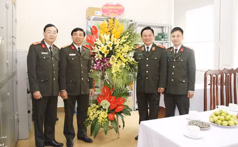 Thiếu tướng Nguyễn Quang Chữ tặng hoa chúc mừng các y, bác sỹ Phòng khám Y tế cơ quan Bộ.