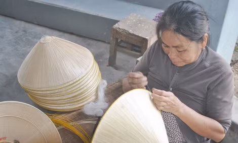 Bà Tâm đang chằm nón ngựa.