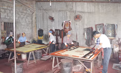 Những nghệ nhân đang in mẫu chiếu hoa.