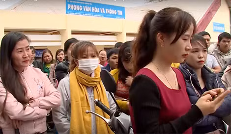 Những giọt nước mắt ngậm ngùi rơi trên gương mặt các cô giáo ở huyện Krông Pắk khi nghe tin bị chấm dứt hợp đồng lao động.