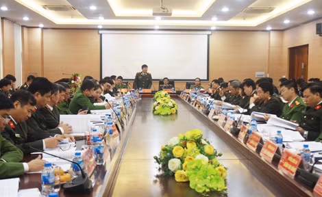 Thiếu tướng Bạch Thành Định điều hành thảo luận