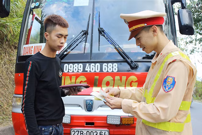 Cán bộ CSGT tăng cường kiểm soát các phương tiện vận tải khách lưu thông trên tuyến.