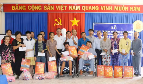 Tập đoàn Sao Mai tổ chức tặng quà cho nạn nhân chất độc da cam. Tập đoàn Sao Mai tổ chức tặng quà cho nạn nhân chất độc da cam.