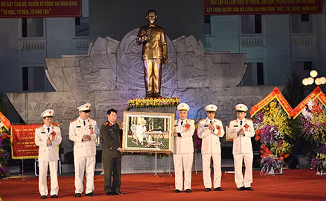 Thứ trưởng Bùi Văn Nam trao bức tranh Chủ tịch Hồ Chí Minh tặng Công an tỉnh Ninh Bình.