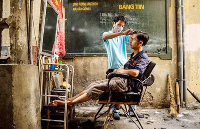 Tác phẩm “Cắt tóc đường phố” của nhà nhiếp ảnh Dương Quốc Bình đạt giải nhất cuộc thi EyeTime 2014.