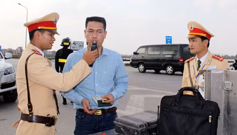 Cán bộ CSGT đang kiểm tra nồng độ cồn của lái xe.
