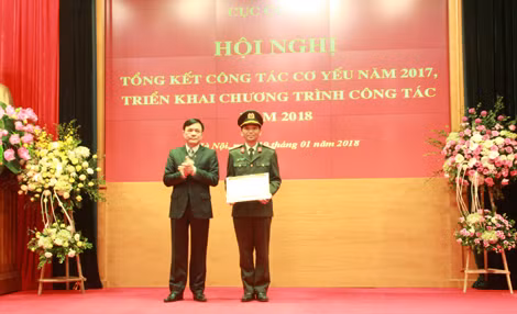 Đồng chí Đặng Vũ Sơn trao Bằng khen của Ban Cơ yếu Chính phủ cho 1 tập thể .